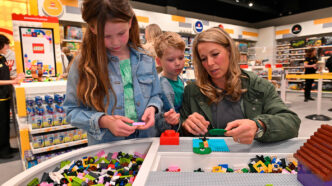 Familia jugando en una tienda Lego