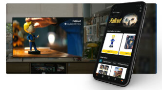 Televisión con imagen de una serie de Amazon y un móvil con la app de Amazon donde poder comprar el producto que aparece en la serie
