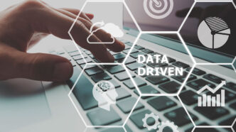 Iconos de datos sobre un teclado de ordenador