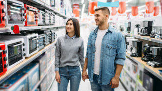 clientes en una tienda de electrodomésticos
