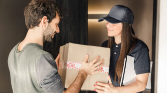 Chica entregando un paquete a un cliente