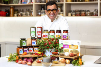 El chef Sanjeev Kapoor con un surtido de salsas y encurtidos indios que ha posicionado en las tiendas Coles. COLES GROUP