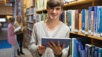 Chico hojeando libros en una librería