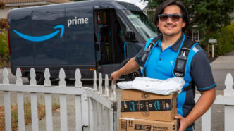 Repartidor probando las nuevas gafas inteligentes de Amazon