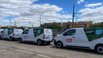 Flota de vehículos de CTT Express, empresa de paquetería urgente que ha hecho un estudio sobre los plazos de entrega