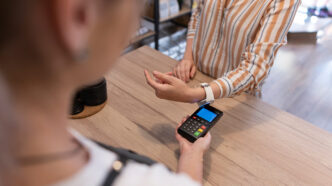 Proceso de pago sin contacto con tecnología NFC
