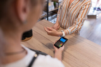 Proceso de pago sin contacto con tecnología NFC