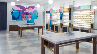 ejemplo de retail inverso: tienda física de Warby Parker en Hyannis