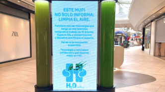 centros comerciales sostenibles: mupi purificador de H2O