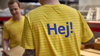directivos de IKEA trabajan en tienda