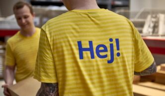 directivos de IKEA trabajan en tienda